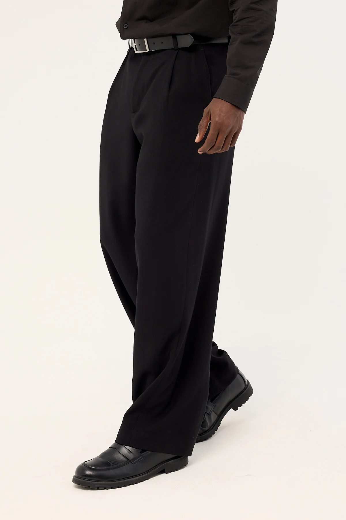 Common Need Leo Relaxed Tailored Trouser Black - Image 5