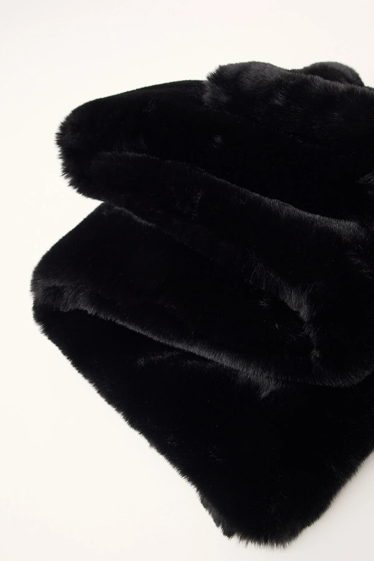 Lioness Carmela Faux Fur Scarf Noir - Image 2
