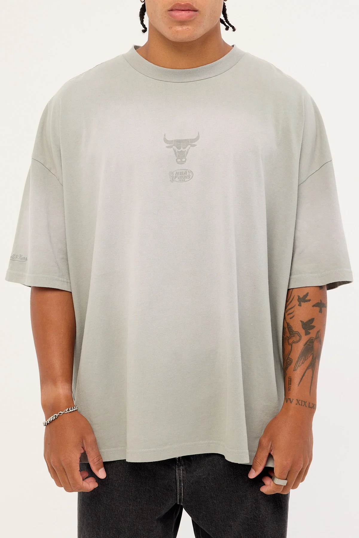 Mitchell & Ness Big Oversized Logo Tee - C Bulls Neutral Gray - Image 7