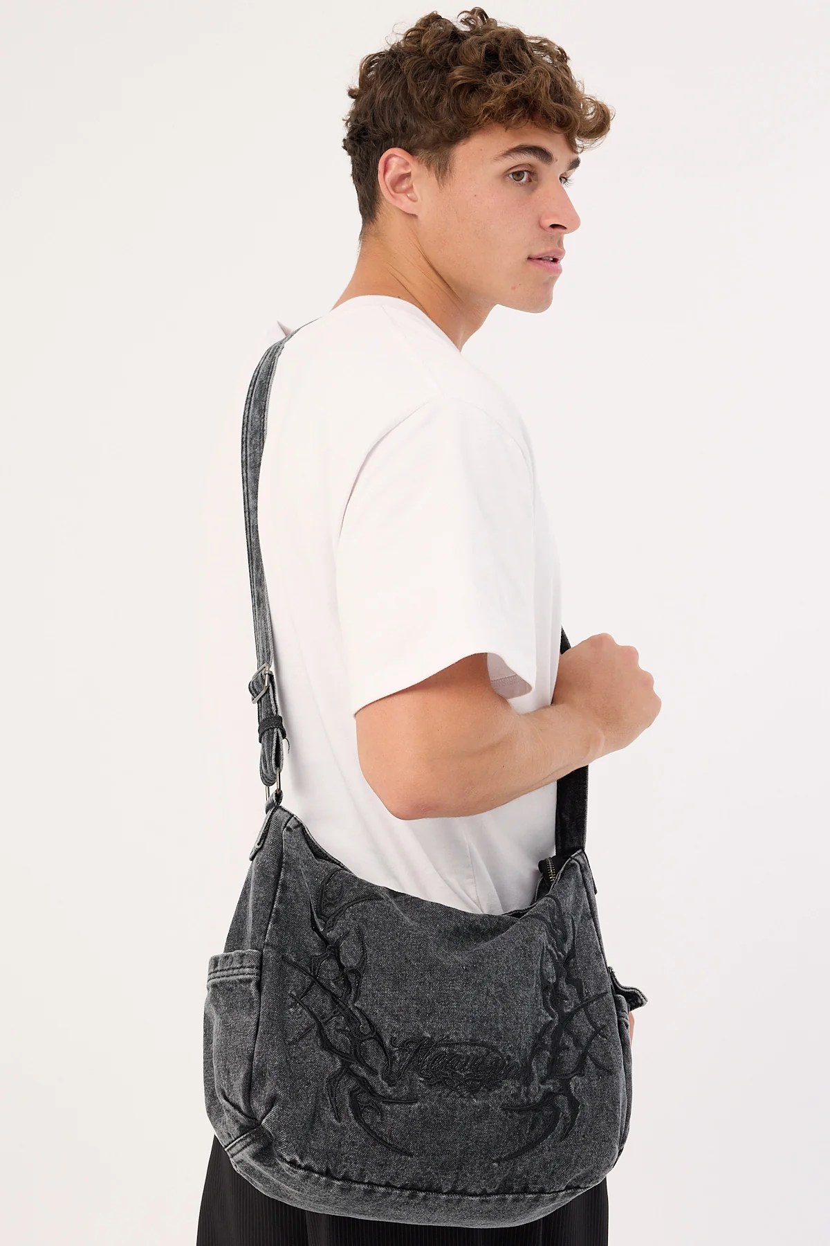 Neovision Ragged Crossbody Bag Washed Black - Image 4