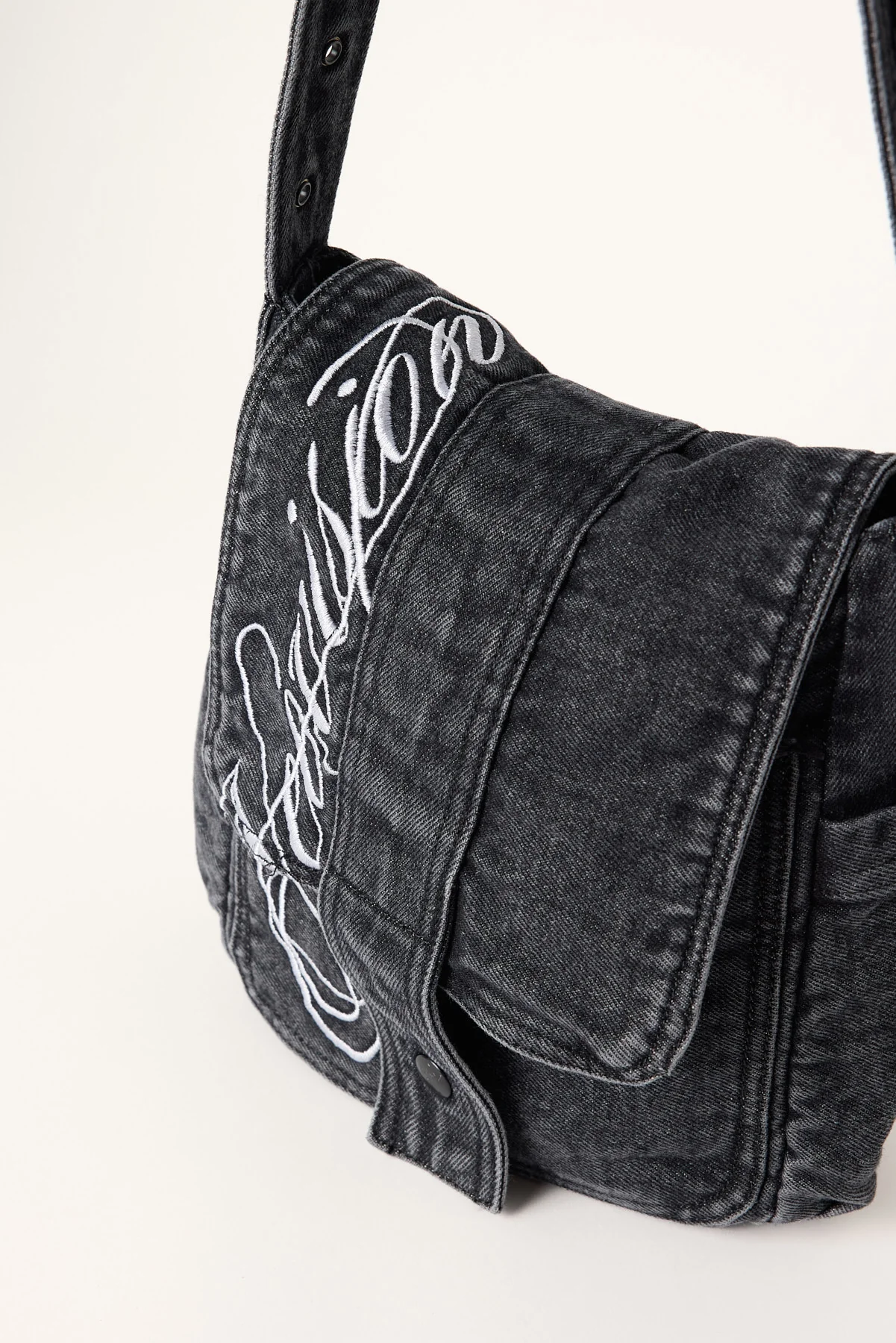 Neovision Scripture Messenger Bag Washed Black - Image 3
