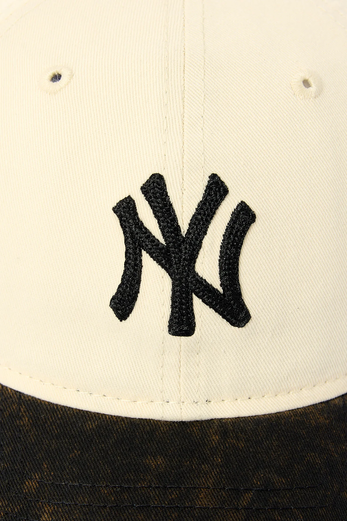 New Era 2-Tone Snow Wash 9Twenty New York Yankees Cap Black/Black Embroidery - Image 2