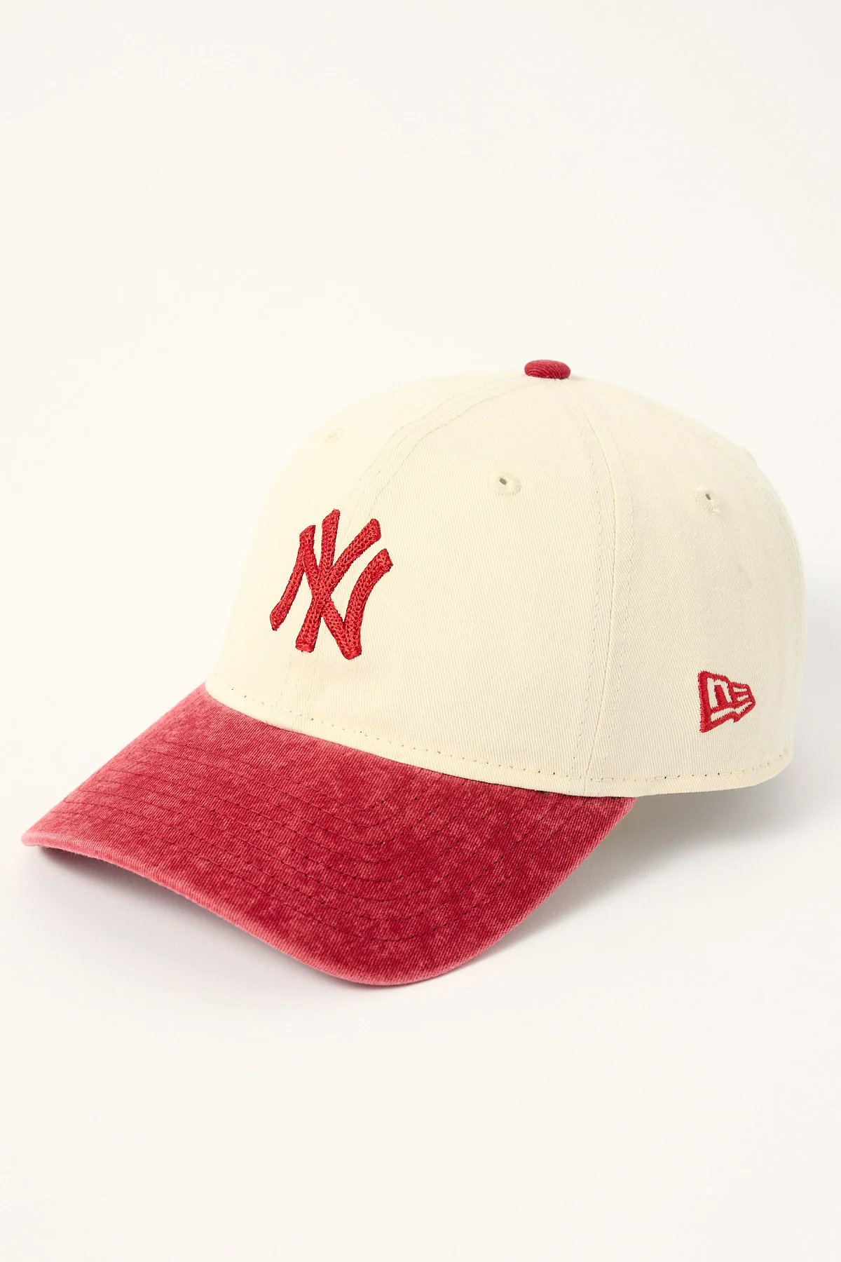 New Era 2-Tone Snow Wash 9Twenty New York Yankees Cap H Red/H Red Embroidery - Image 3
