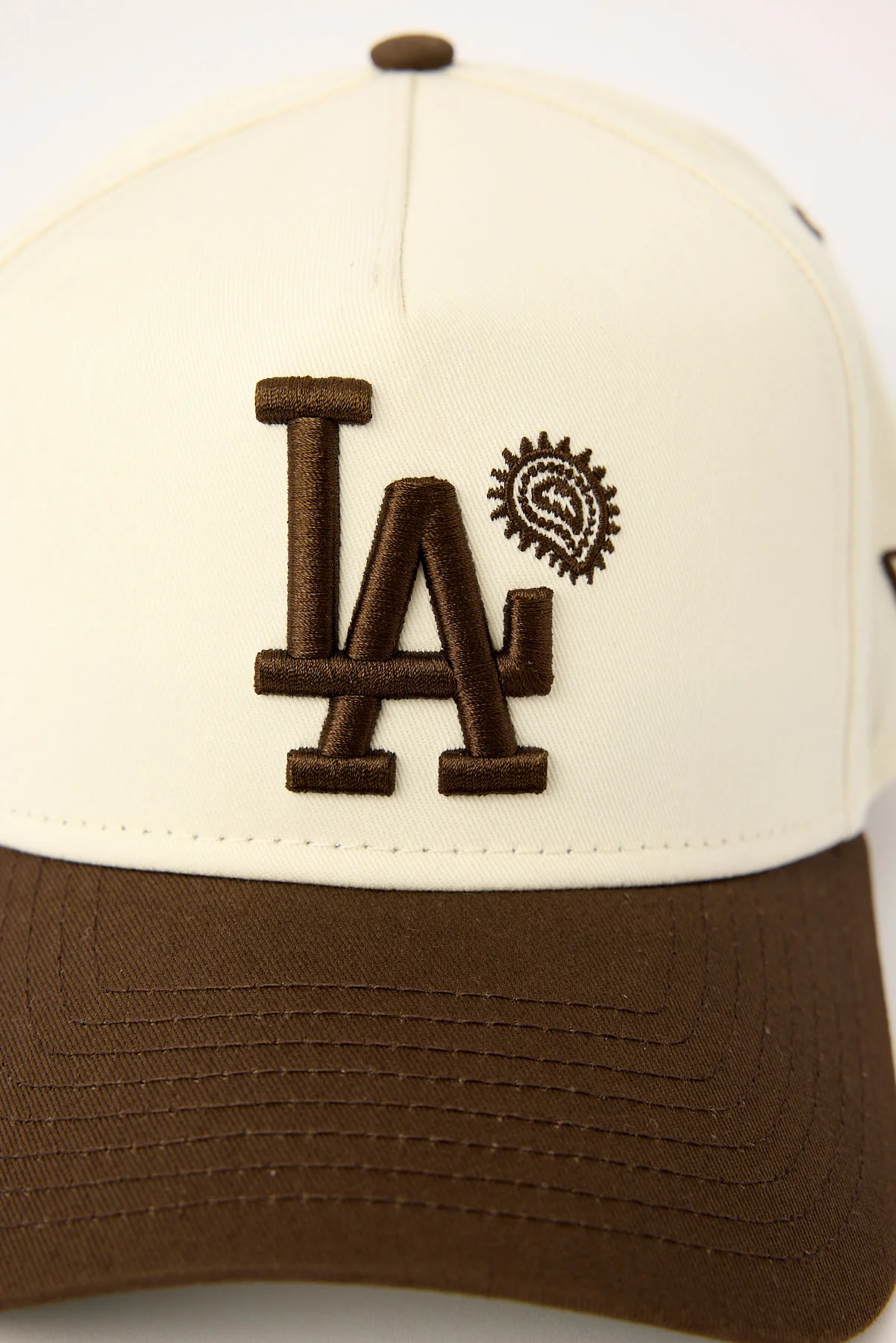 New Era 9Forty A-Frame Walnut Paisley Los Angeles Dodgers Cap Chrome White/Cilantro Green UV - Image 2